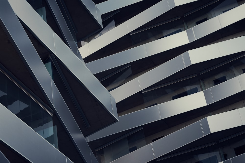 Photographie en contre-plongée d’un bâtiment gris de jour