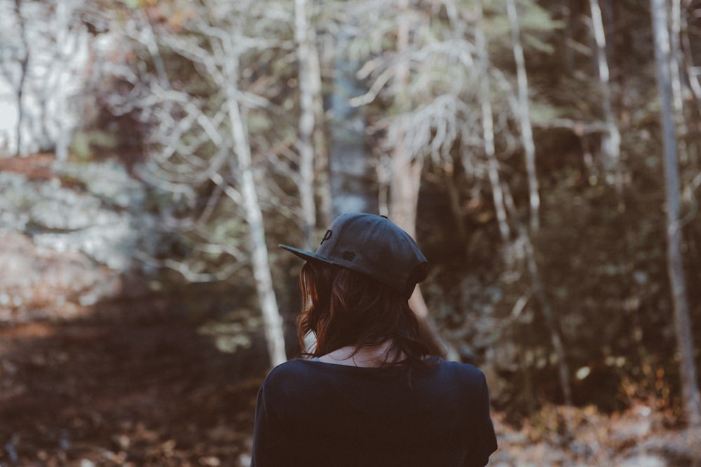 Frau, die tagsüber im Wald spazieren geht