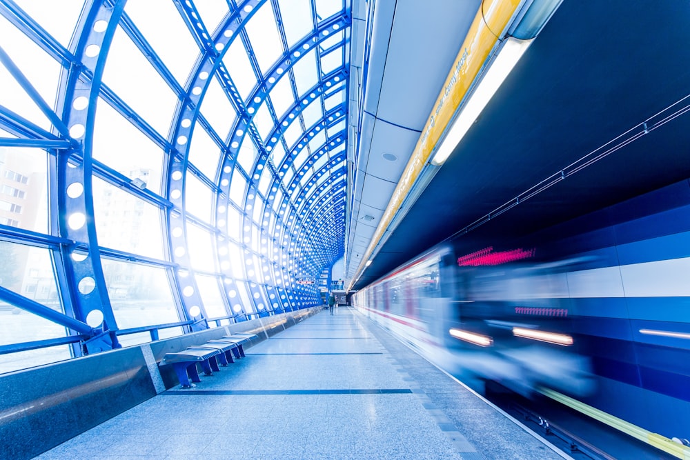 time-laps photography of blue and white train