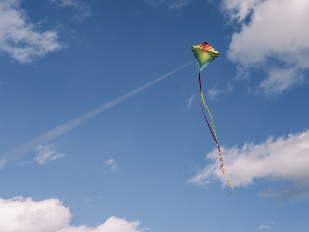 Cometa verde y amarilla en el aire