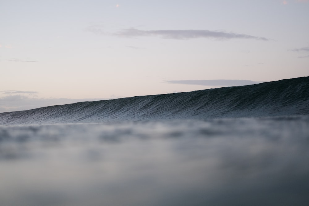 Fotografia in lasso di tempo dell'onda dell'oceano sotto il cielo sereno