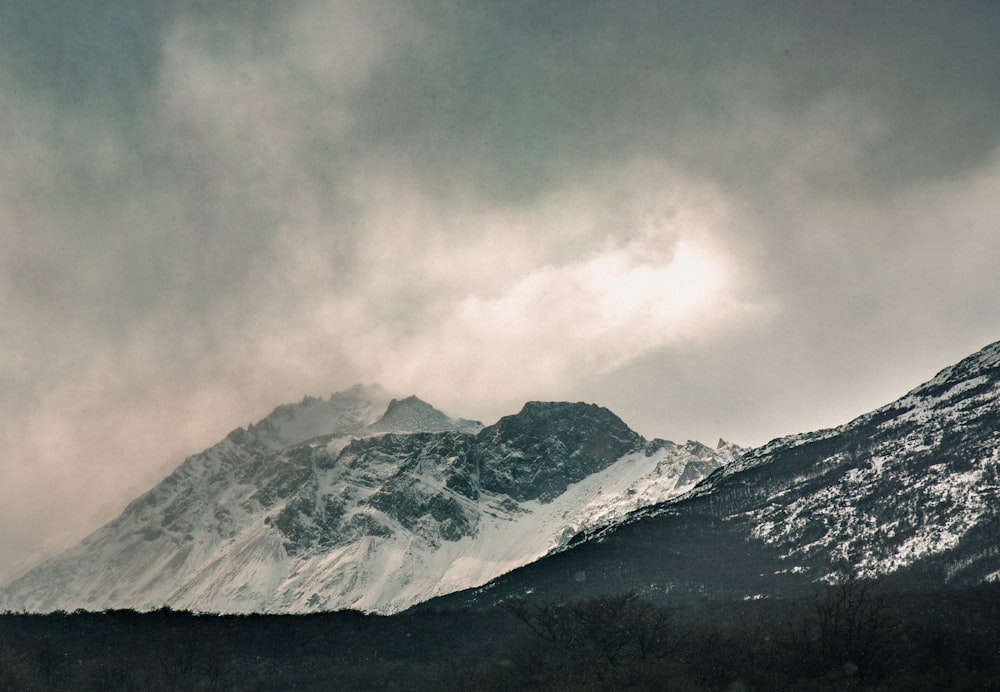 Monte cubierto de nieve bajo el cielo gris