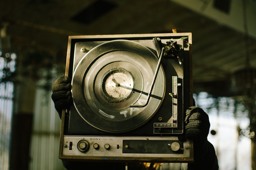 Tocadiscos de vinilo negro y marrón