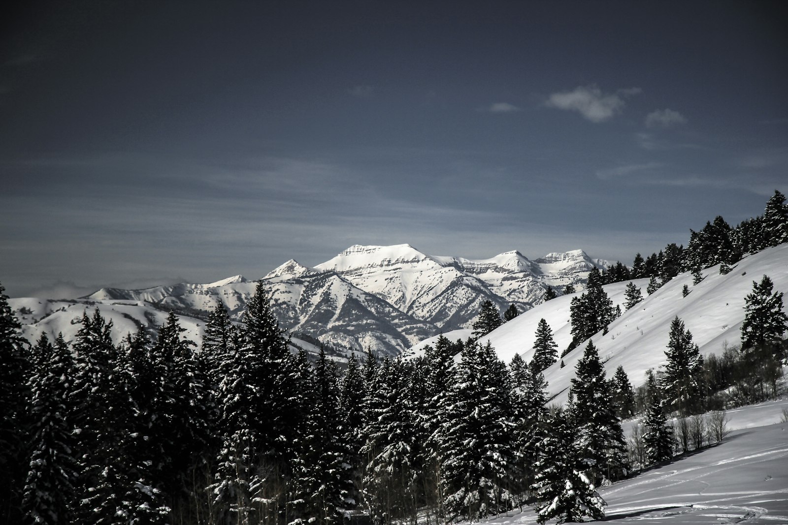 Canon EOS 550D (EOS Rebel T2i / EOS Kiss X4) + Canon EF-S 17-55mm F2.8 IS USM sample photo. Snow covered mountains photography