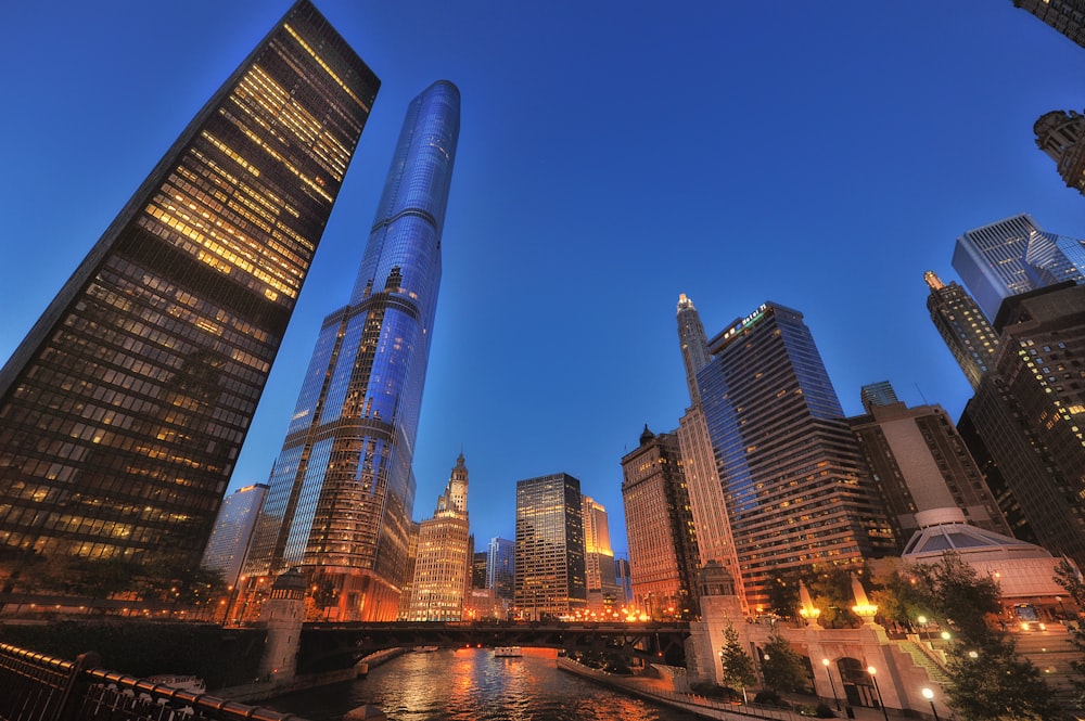 Edificios de la ciudad iluminados durante la noche