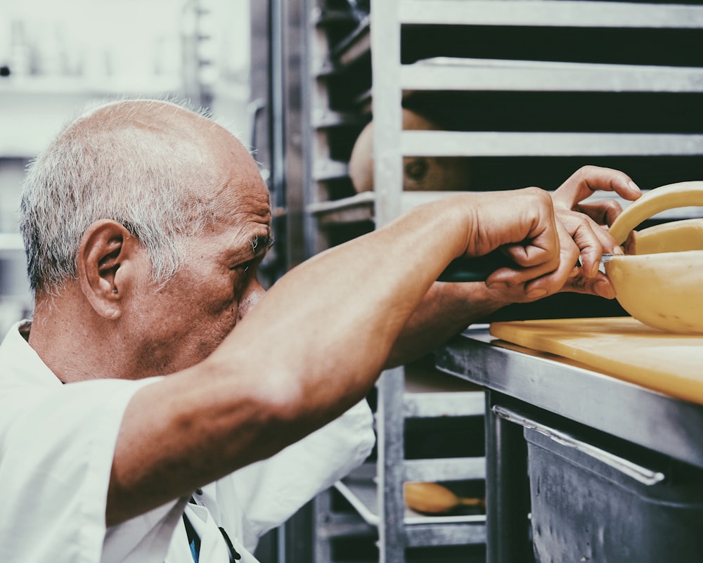 hombre al lado del estante de la panadería