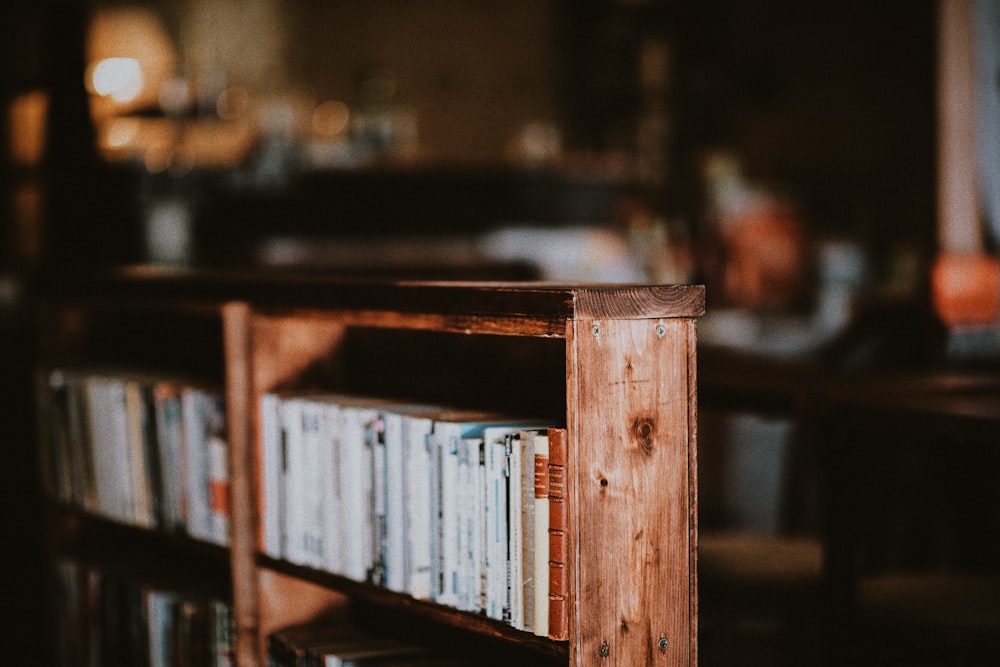 estante de madeira marrom com livros