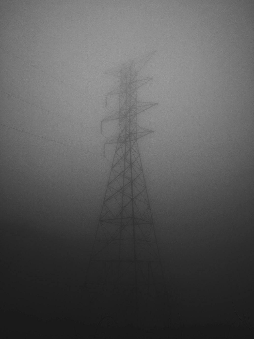 회색 구름으로 뒤덮인 전기 철탑