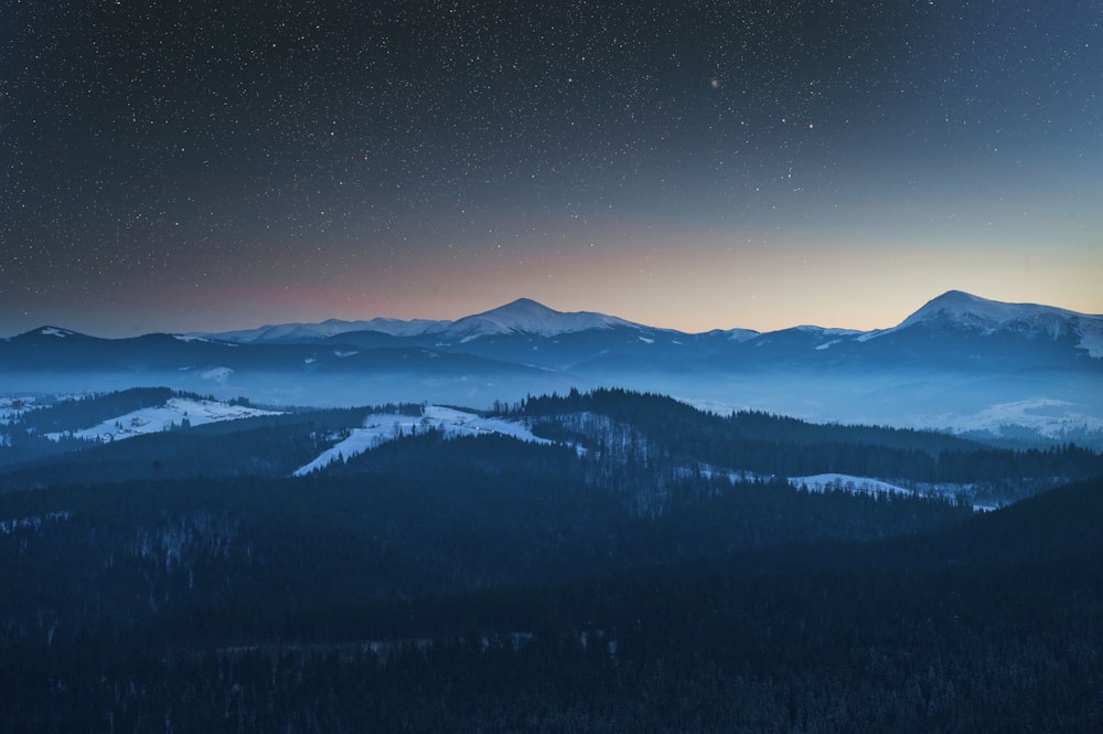 foto da paisagem da montanha durante a noite