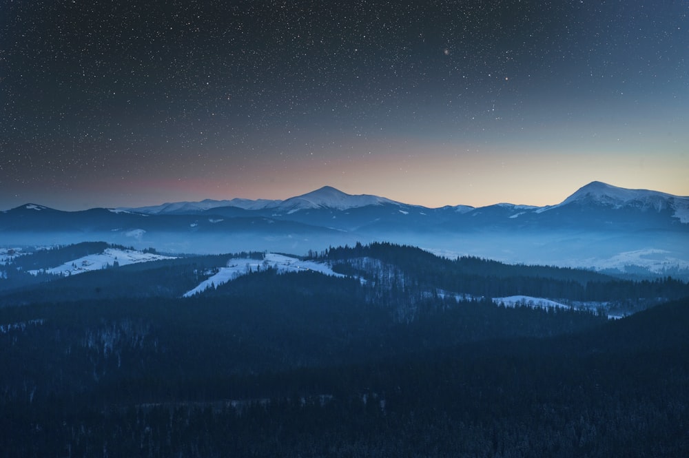 Landschaftsfoto des Berges in der Nacht