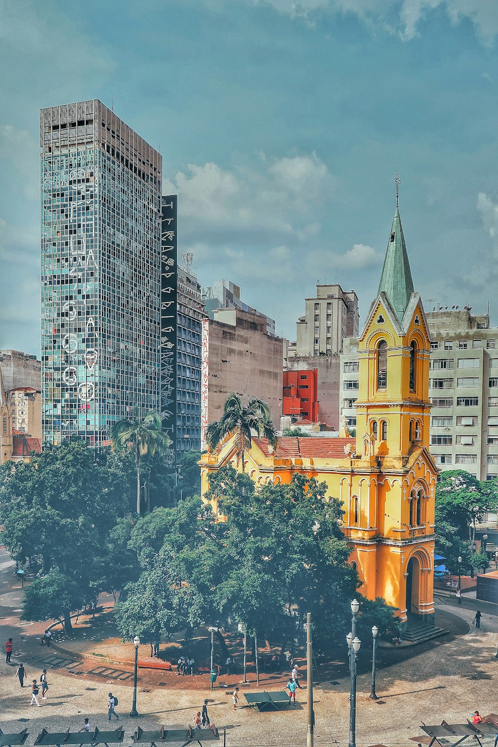 Photo de paysage de la cathédrale brune