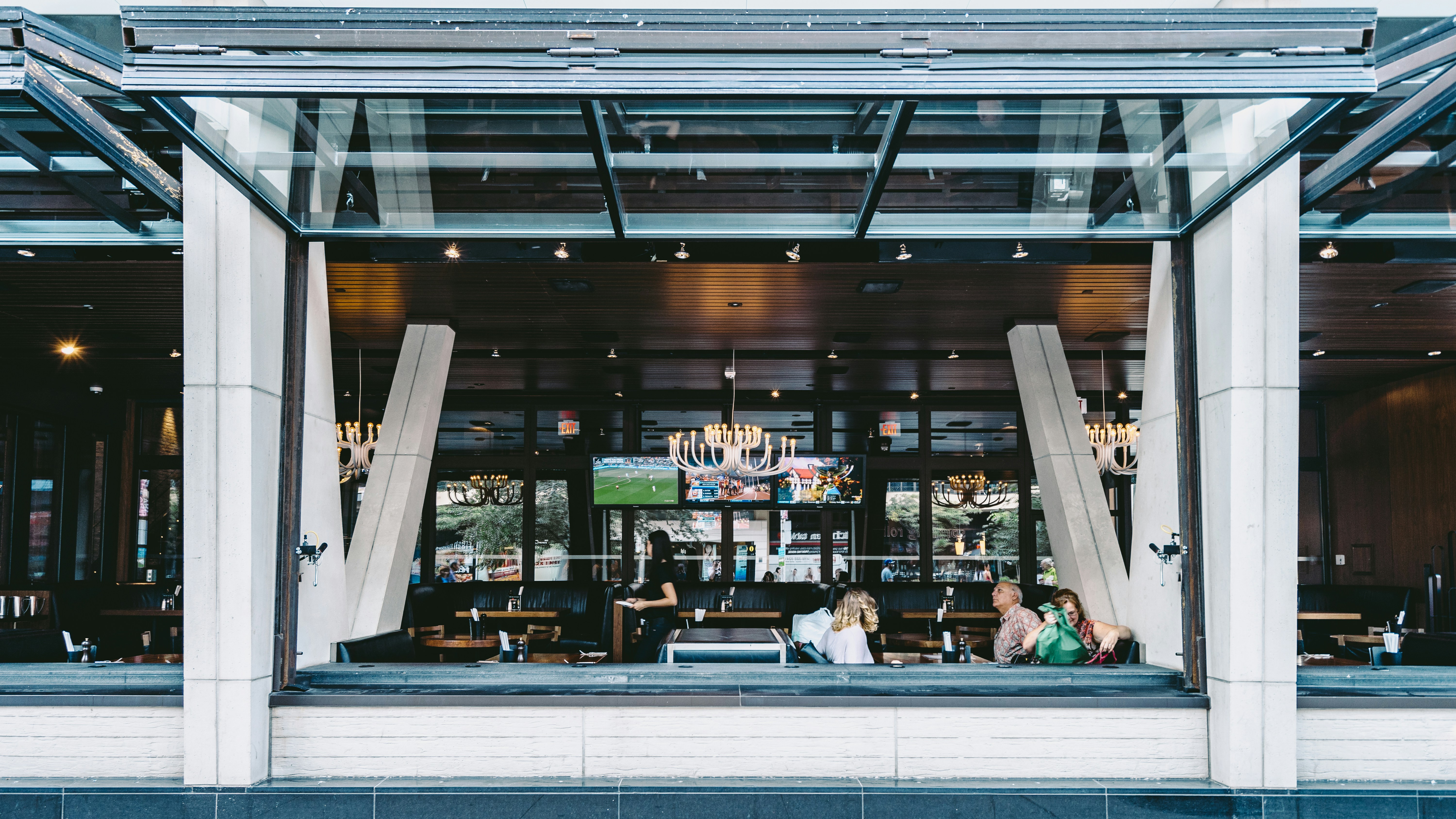 https://images.unsplash.com/photo-1489209909448-8926a2640f1f?ixid=M3w2MjYzNjJ8MHwxfHNlYXJjaHw3fHxPbmUlMjBUYWJsZSUyMFJlc3RhdXJhbnQlMjBCcmFuZHN8ZW58MHwwfHx8MTcyMTQxMDQyMXww&ixlib=rb-4.0.3