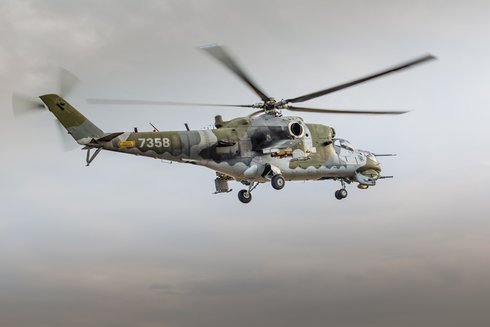Photographie en contre-plongée d’un hélicoptère brun et gris