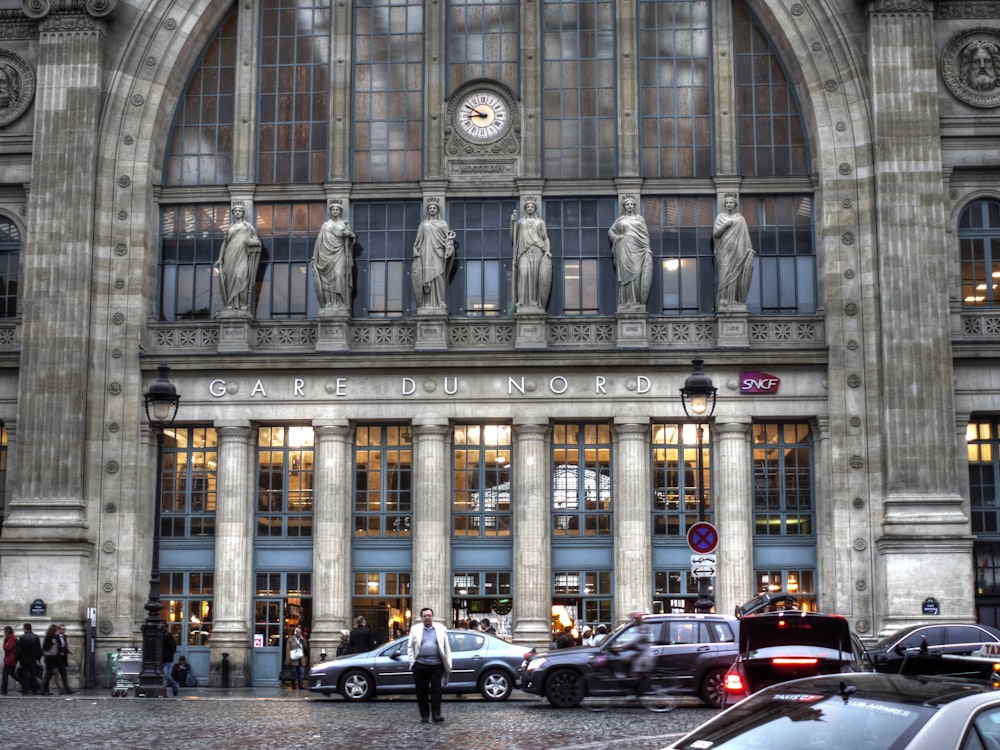 homme marchant en traversant la rue devant l’immeuble