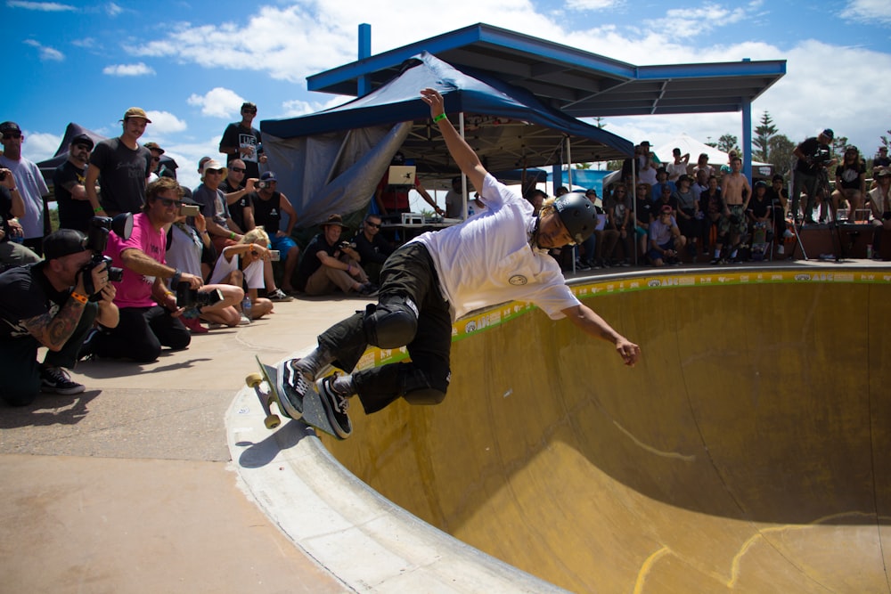 Uomo che fa mostra di skateboard