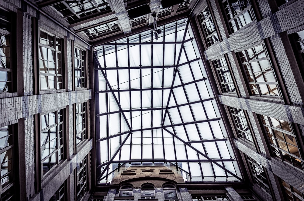 Vue de dessous d’un bâtiment en verre