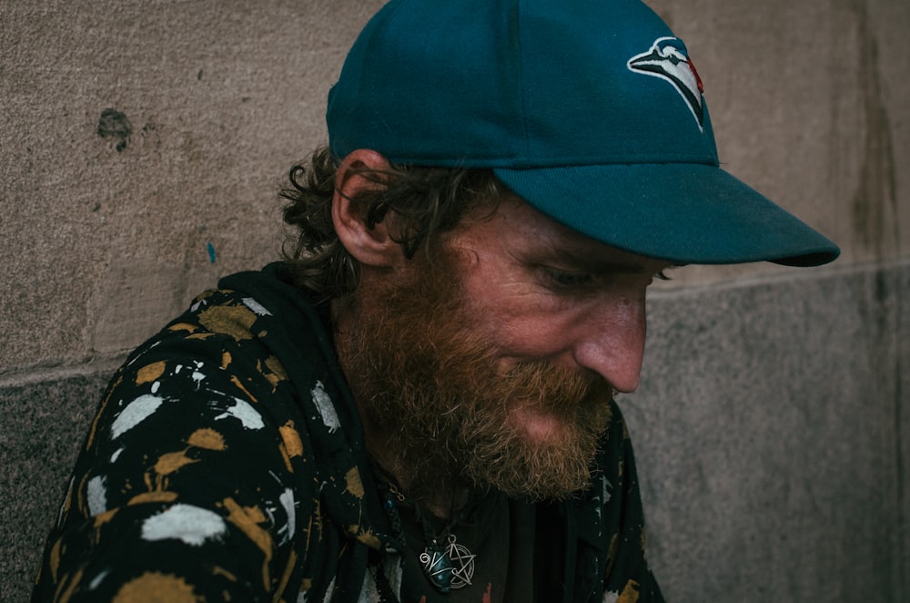 photo d’un homme portant une casquette à bord courbé des Bluejays de Toronto turquoise