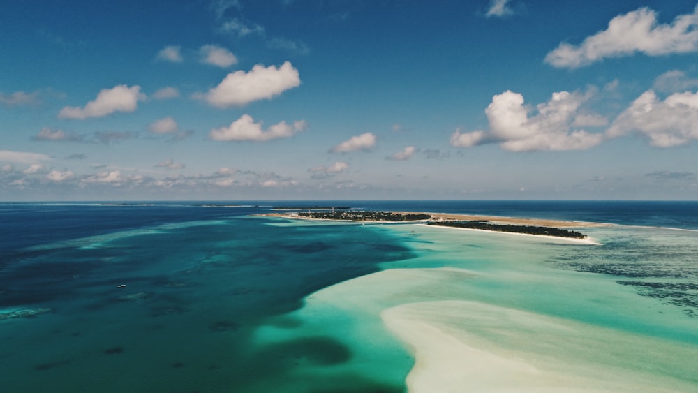 Isola verde che circonda il corpo dell'acqua