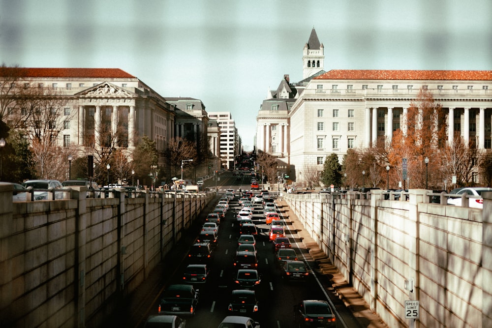 Coches junto a los edificios