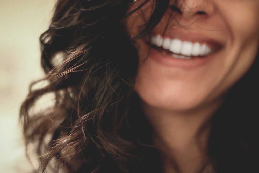 donna dai capelli neri lunga che sorride fotografia ravvicinata