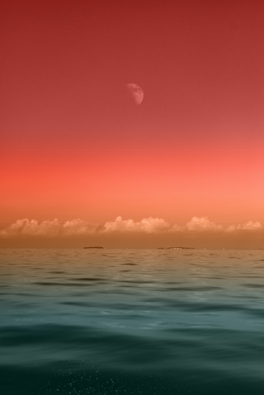 fotografía del paisaje marino del mar bajo la media luna