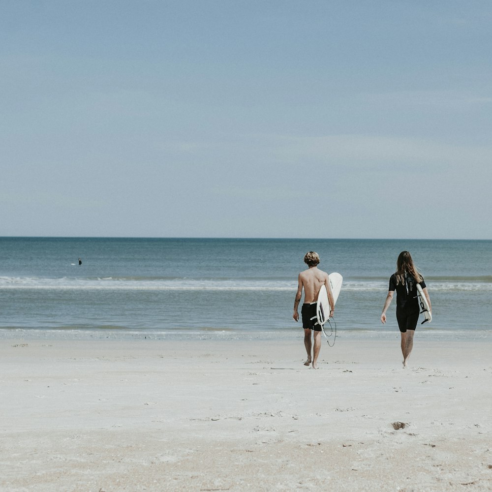 zwei Personen zu Fuß an der Küste