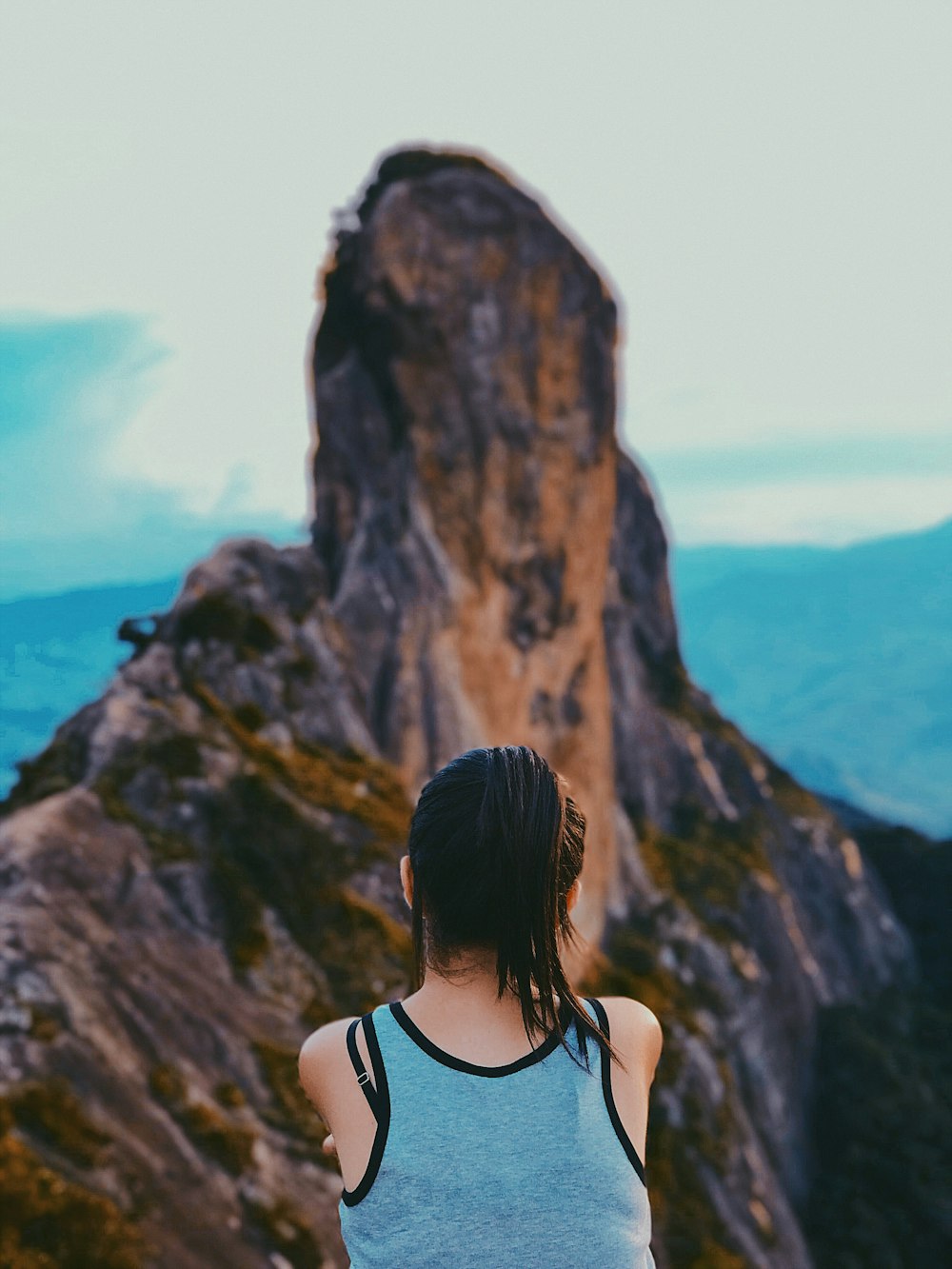 갈색 산을 보고있는 여자
