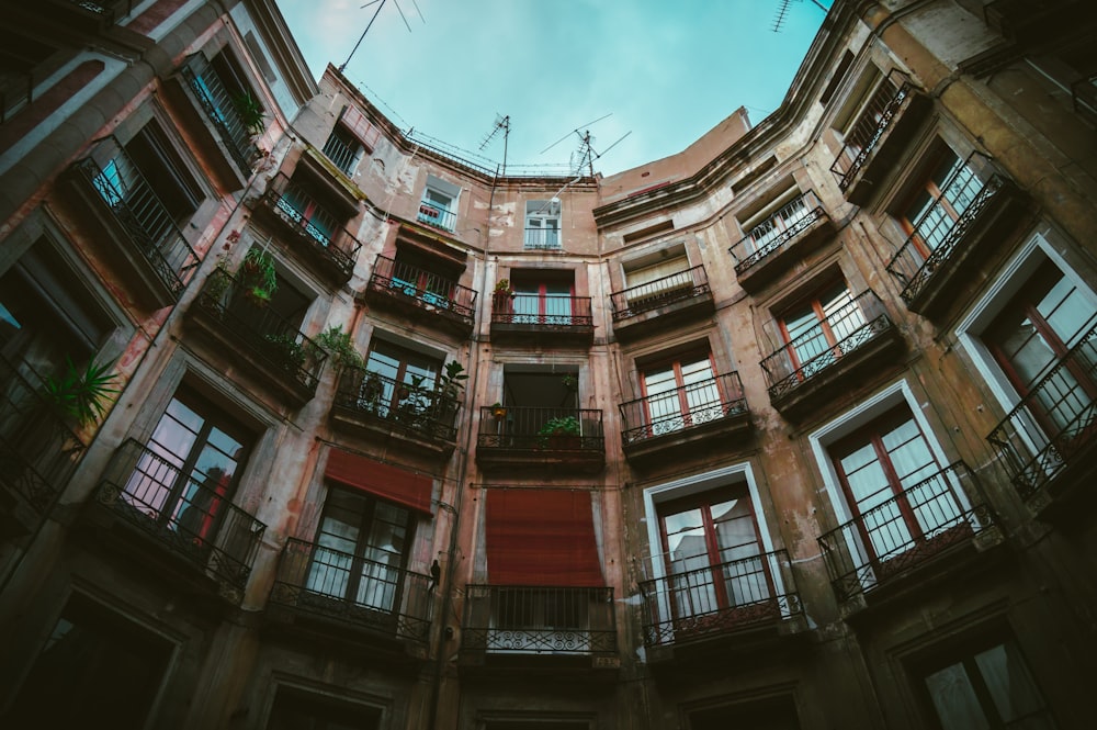 Fotografía de vista de gusano del edificio