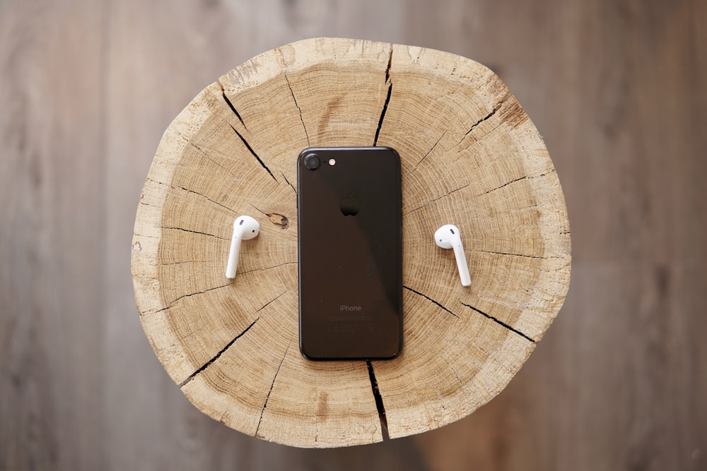 iPhone 8 gris espacial y AirPods de Apple