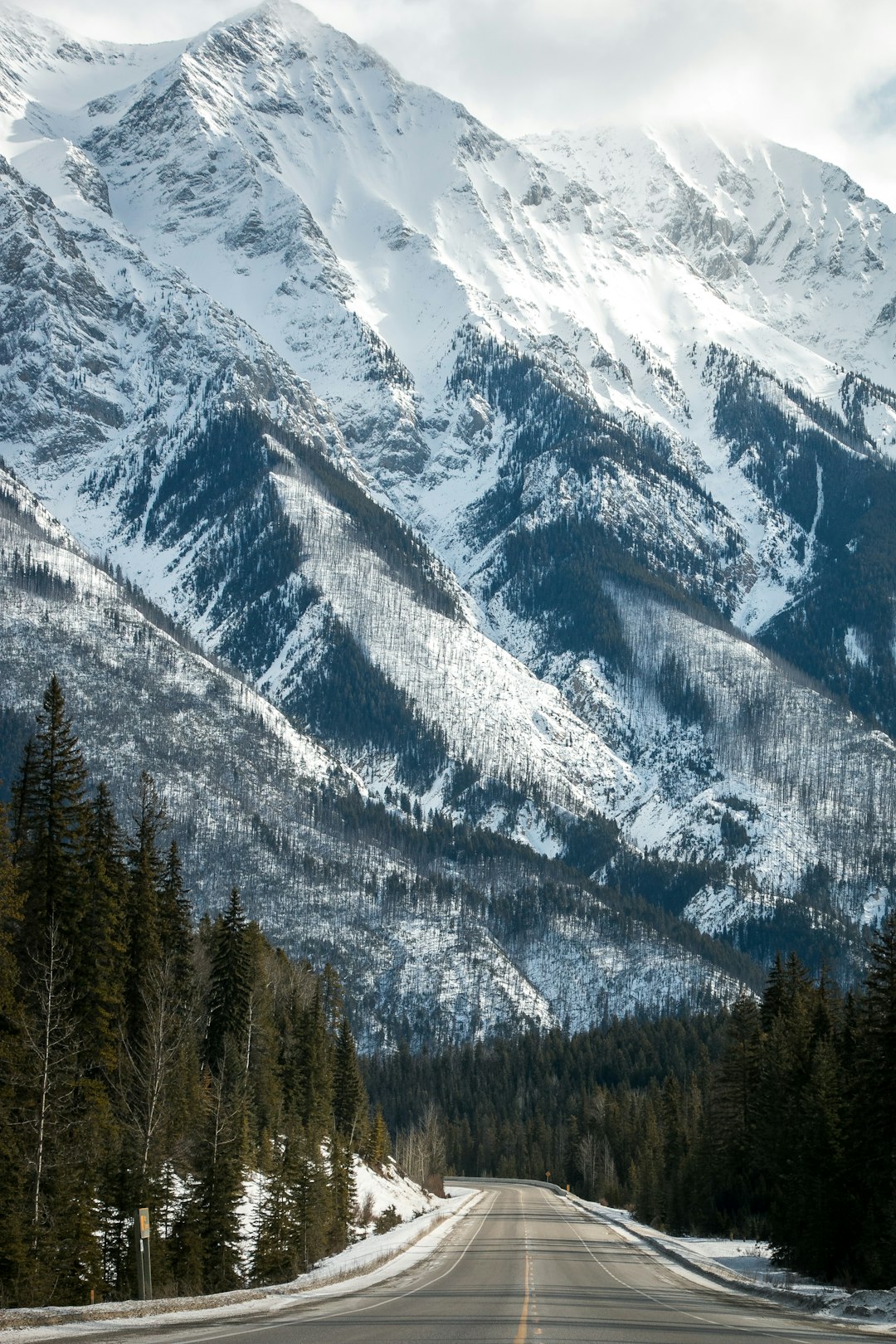 travelers stories about Mountain range in Canadian Rockies, Canada