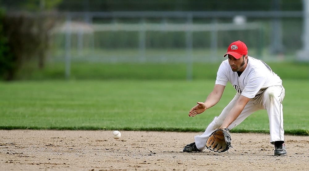 Mann spielt Baseball