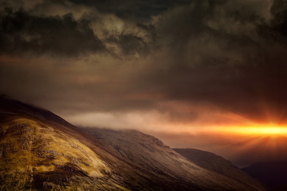 montagne et ciel sombre