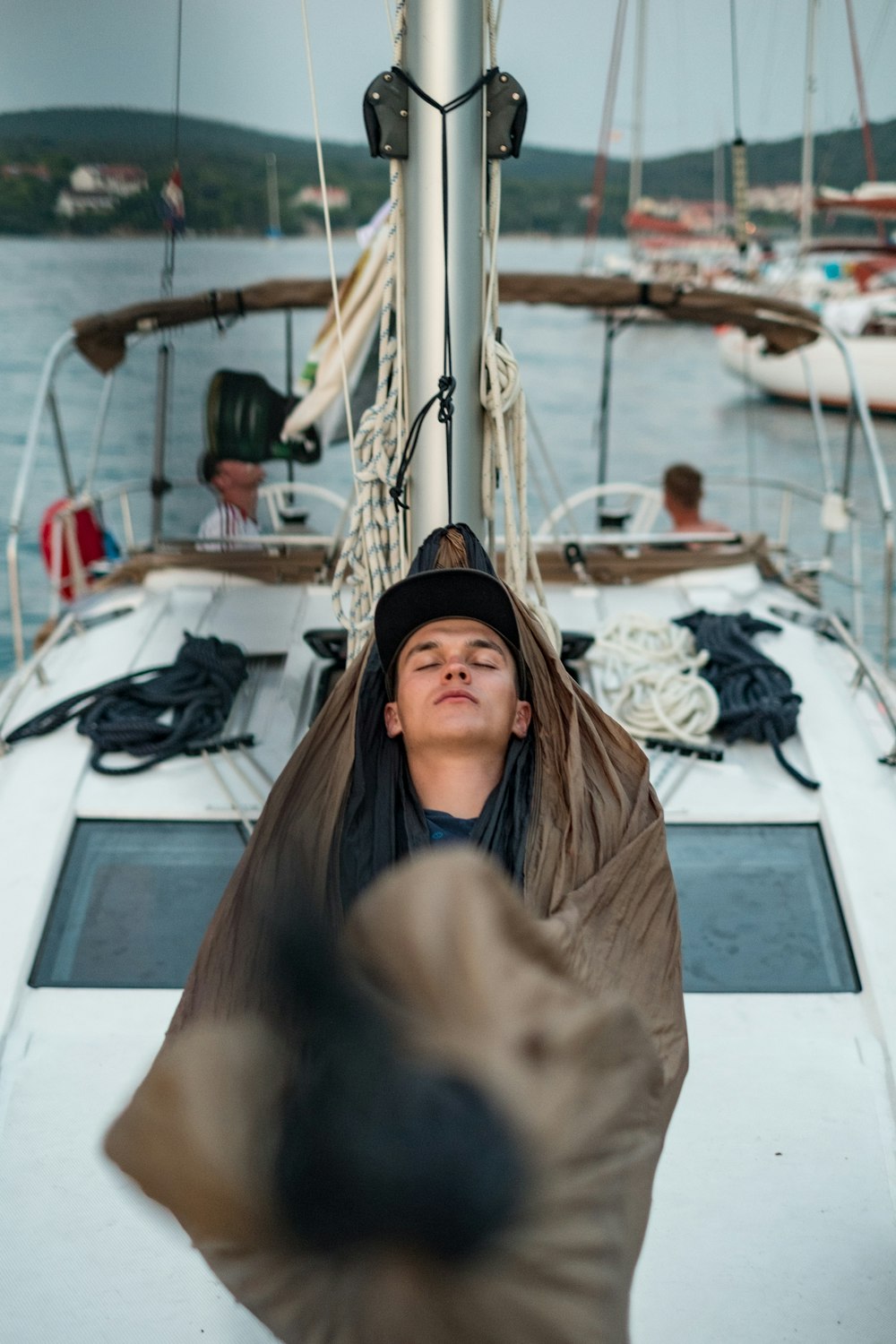 uomo che dorme sull'amaca della barca