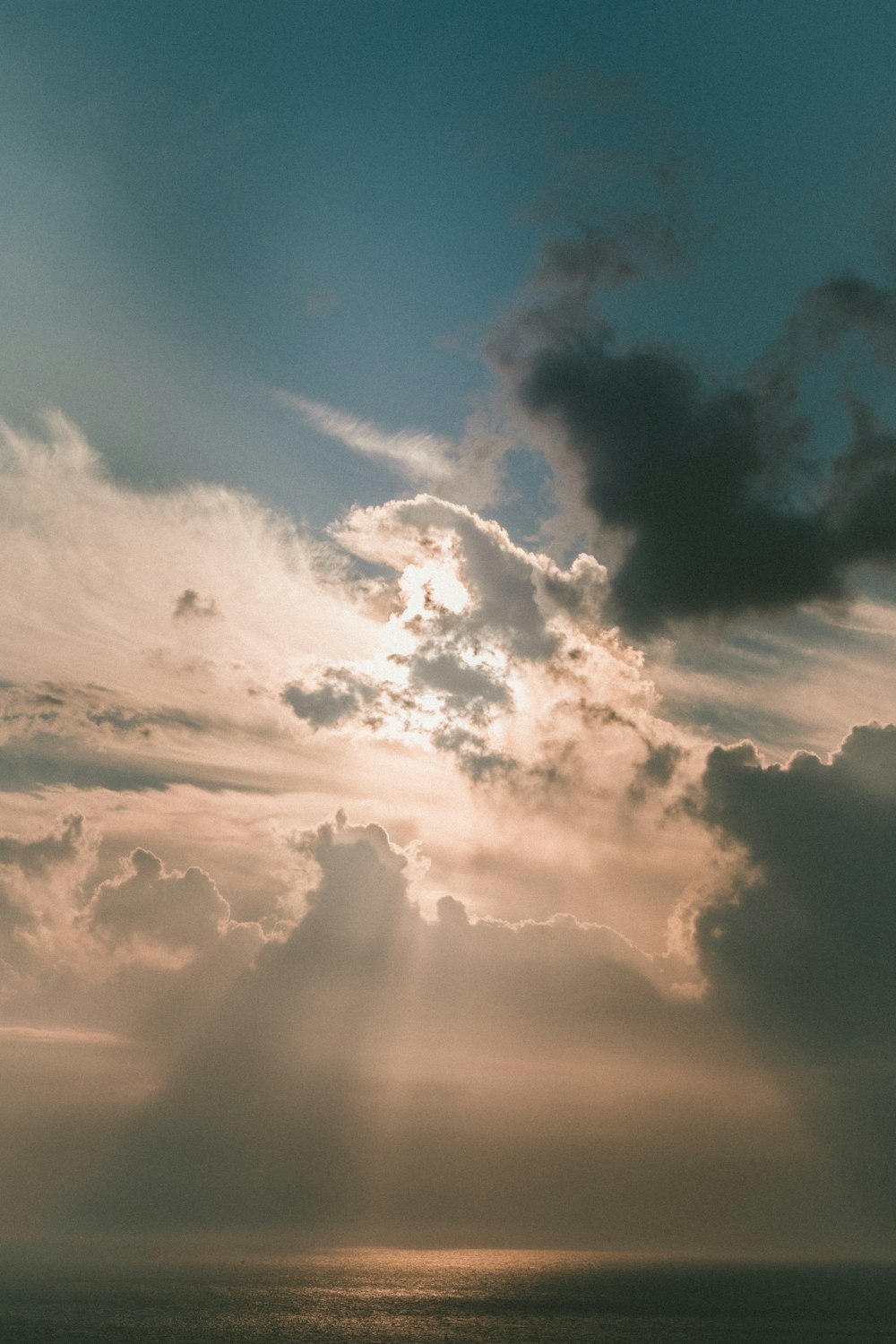 Soleil couvert par les nuages gris pendant la journée