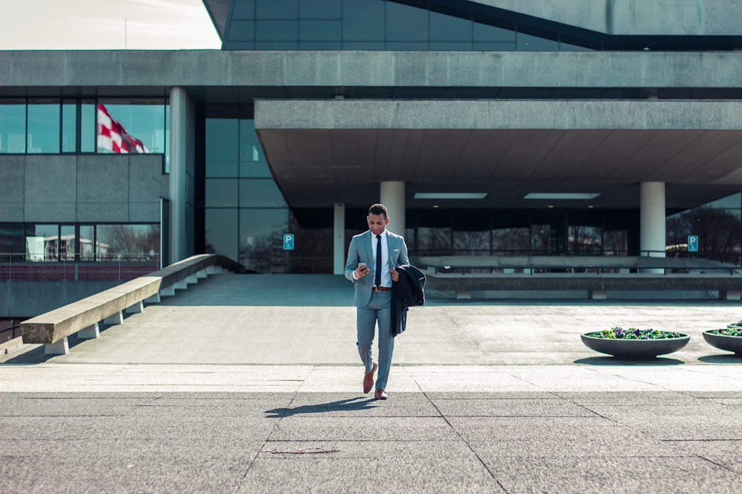 Comment une entreprise peut aligner sa stratégie ESG avec sa mission, vision et valeurs d'entreprise ? man walking while holding black coat