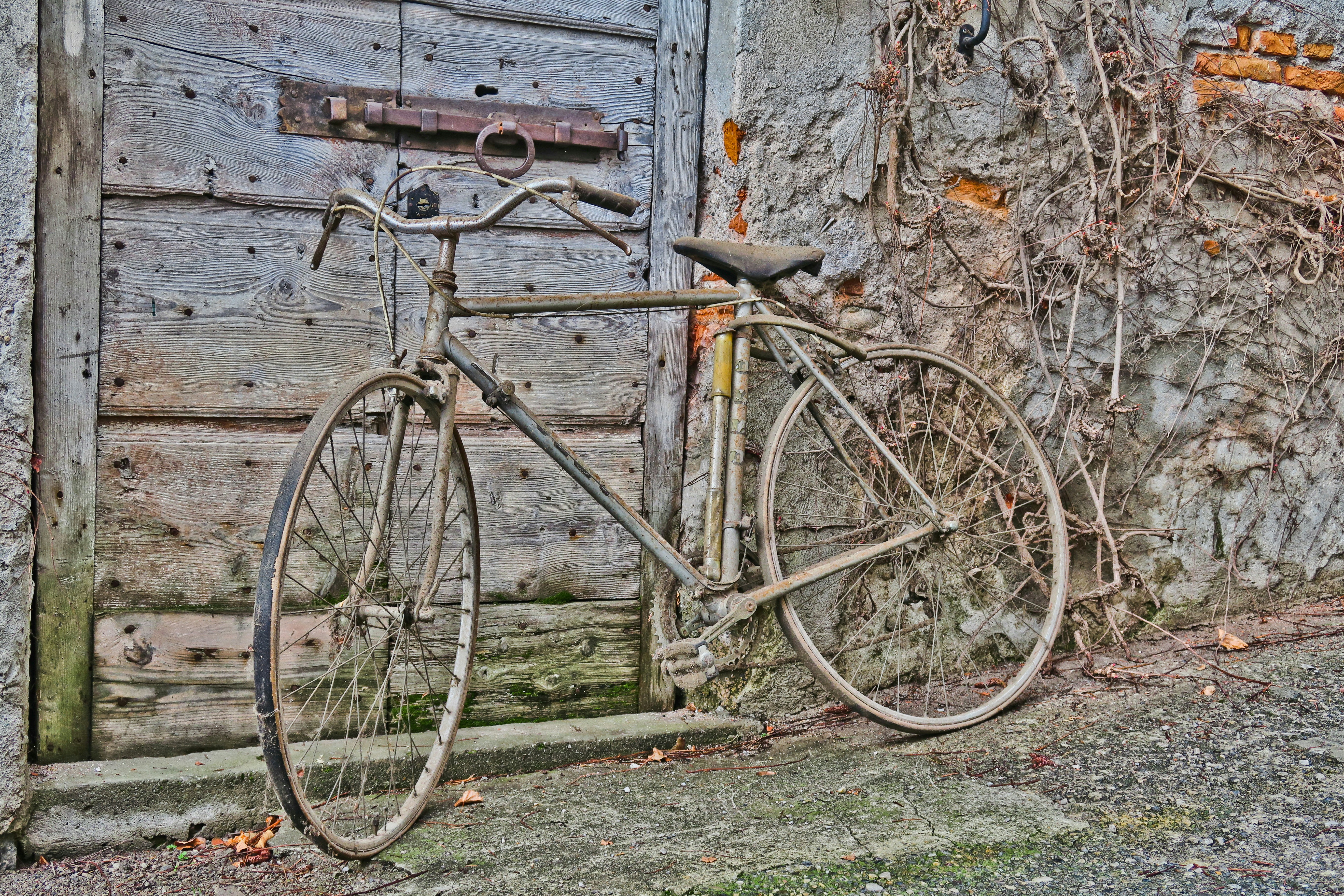 Trade in. Старенький велосипед. Обмен велосипеда. Велосипеды на металлоприемке. Дряхлый велик.