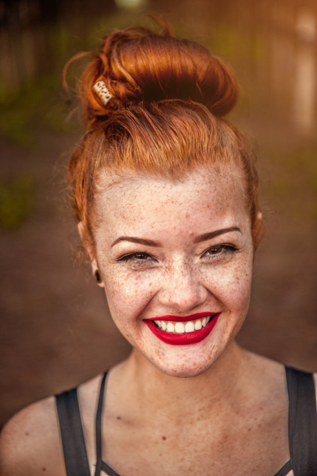 A beautiful image taken during a photographic rehearsal amidst the pines. The photo shows the natural beauty of redheads and their beautiful freckles. Photographed by Gabriel Silvério. Brazil.