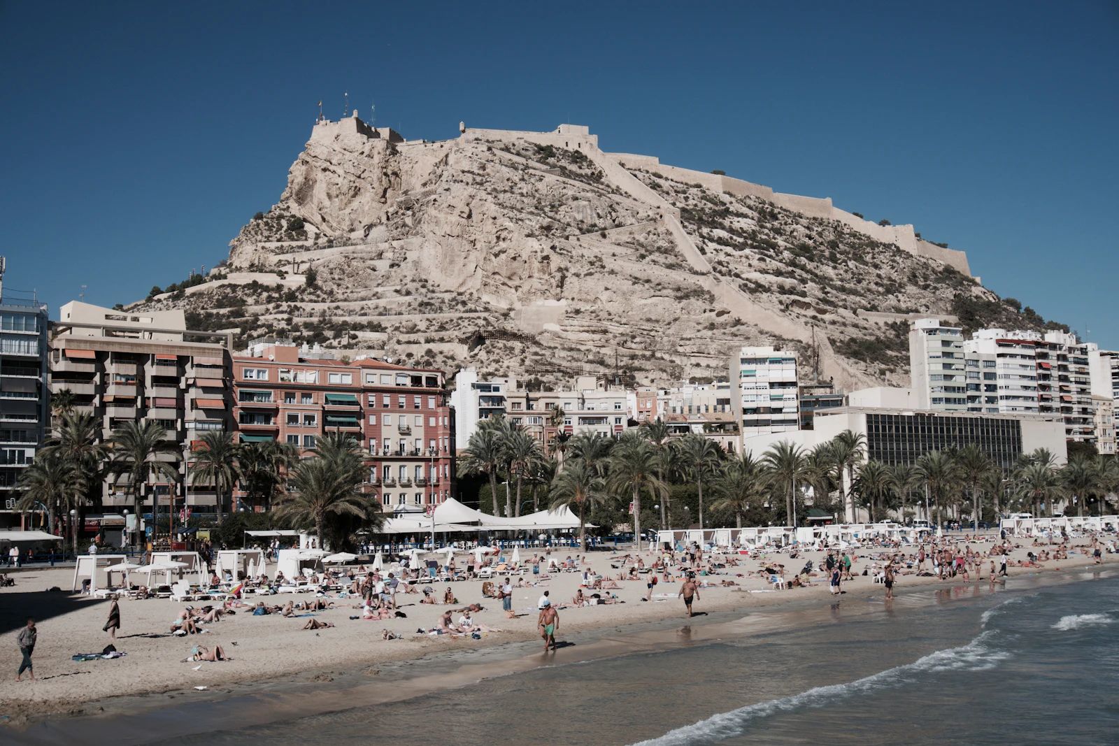 Plaża pod zamkiem w Alicante