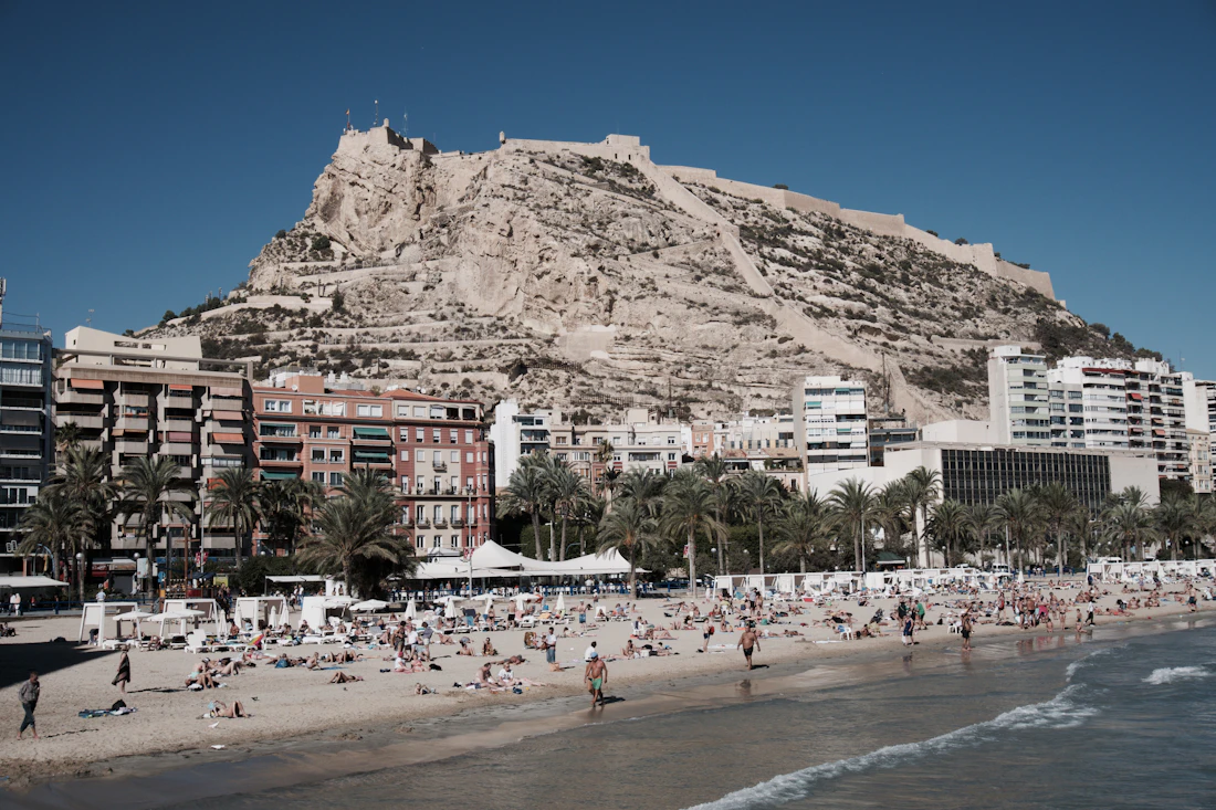 Playa de Alicante en verano — escenario de las celebraciones de San Juan