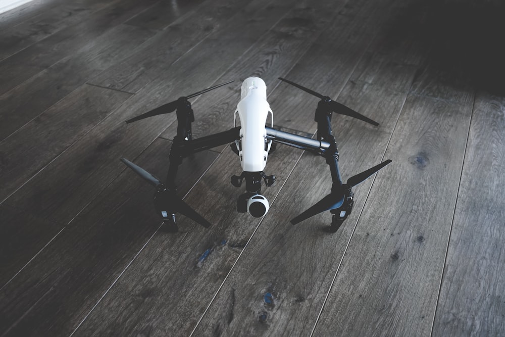 drone quadricóptero branco e preto