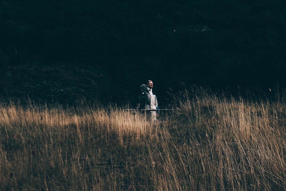 Person auf braunem Gras tagsüber