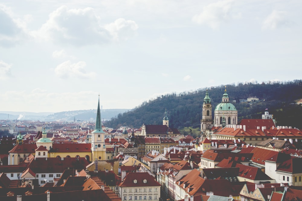 Rote und weiße Betonhäuser tagsüber