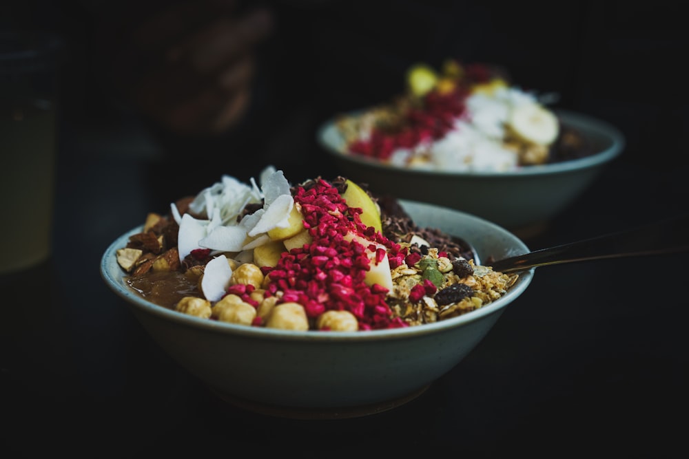 aliments cuits sur un bol en céramique blanche