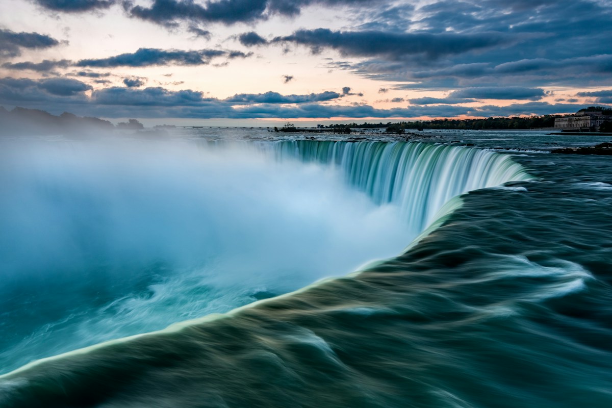 Vue frontale du Fer à cheval, les grandes chutes du Niagara vues depuis la rive canadienne en Ontario