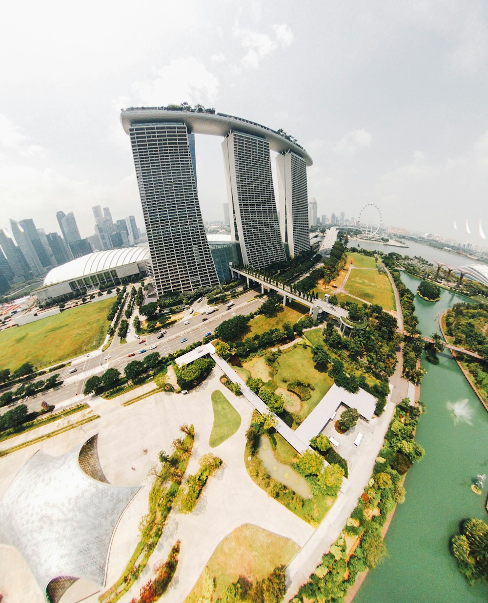 Marina Bay Sands bajo un cielo soleado