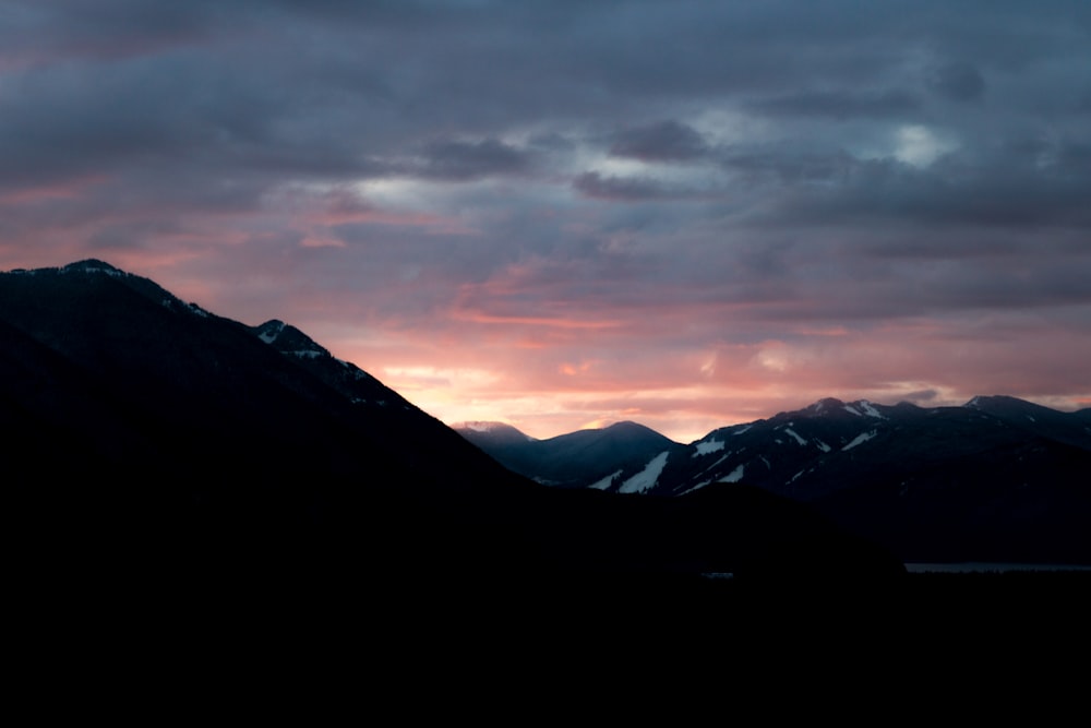 silhouette de montagnes pendant l’heure dorée