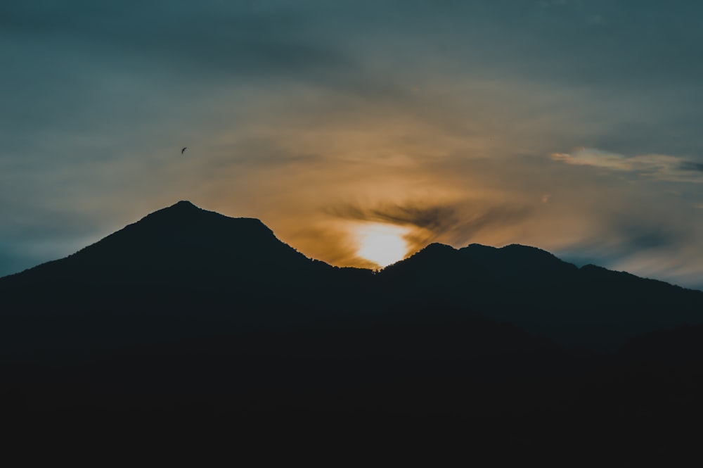 日の出時の山のシルエット