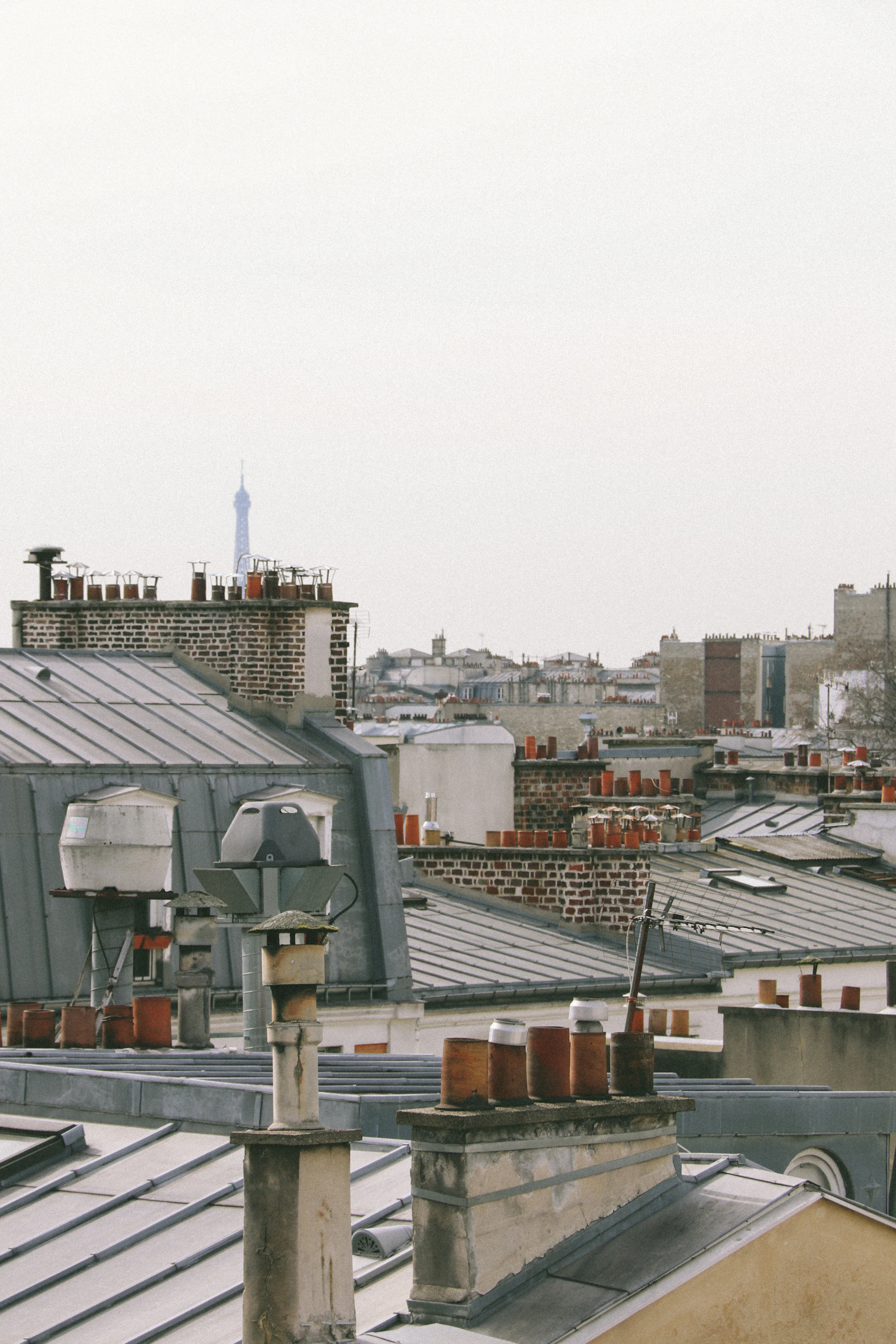 Toits en zinc et souches de cheminée à Paris, vus d'en haut