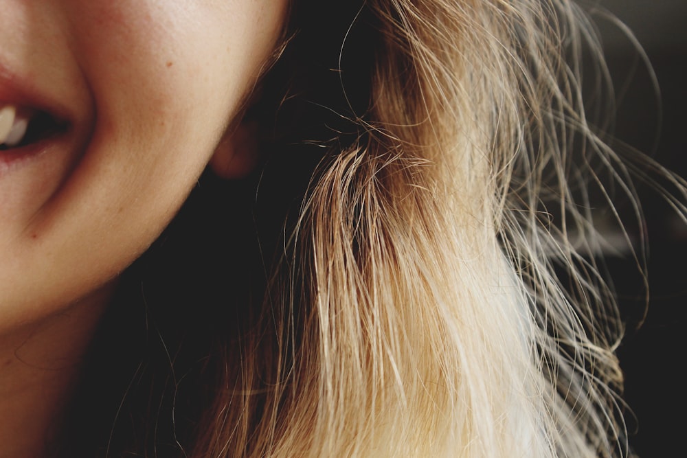 photographie en gros plan d’une femme souriante