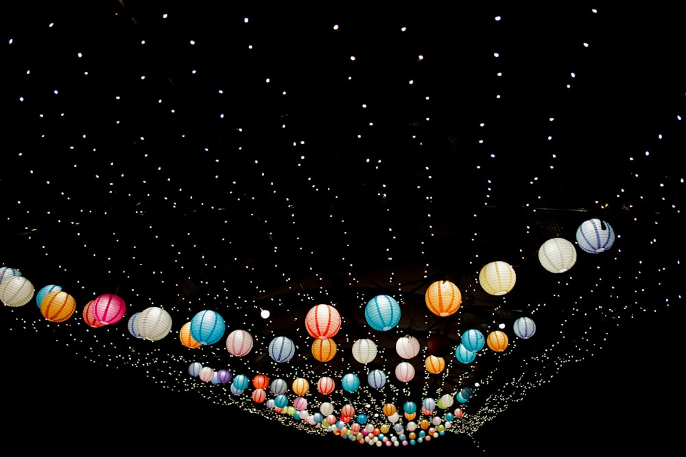 lotto di lanterne giapponesi di colori assortiti con sfondo nero